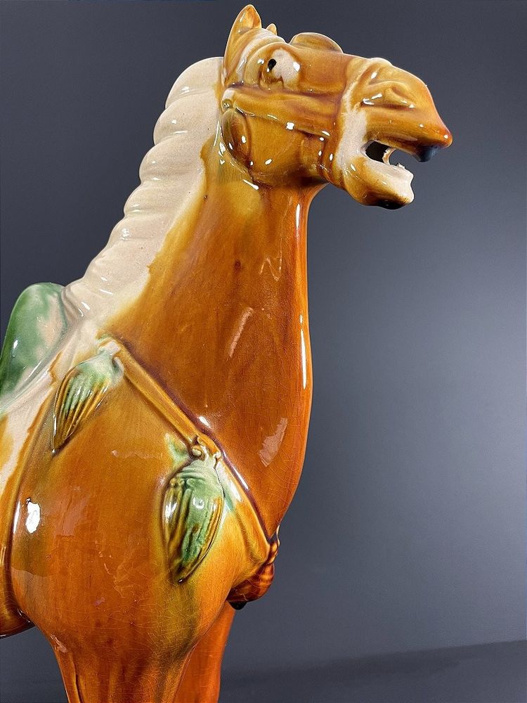 Chine, Années 1960/1970, Sculpture En Céramique Vernissée Figurant Un Cheval Dans Le Style Tang.