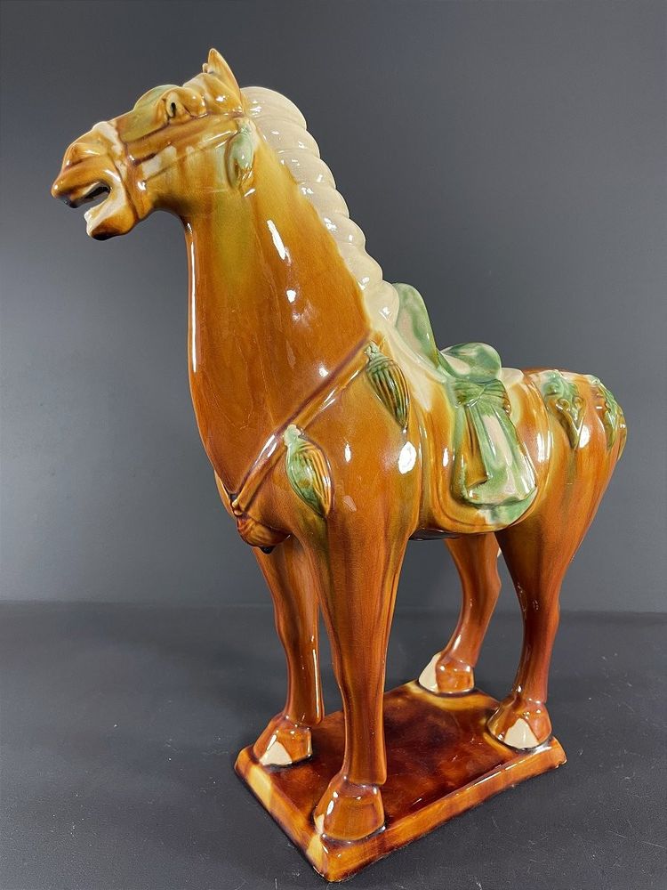 Chine, Années 1960/1970, Sculpture En Céramique Vernissée Figurant Un Cheval Dans Le Style Tang.