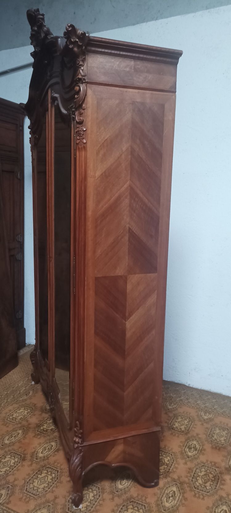 Mobiletto in noce Rocaille