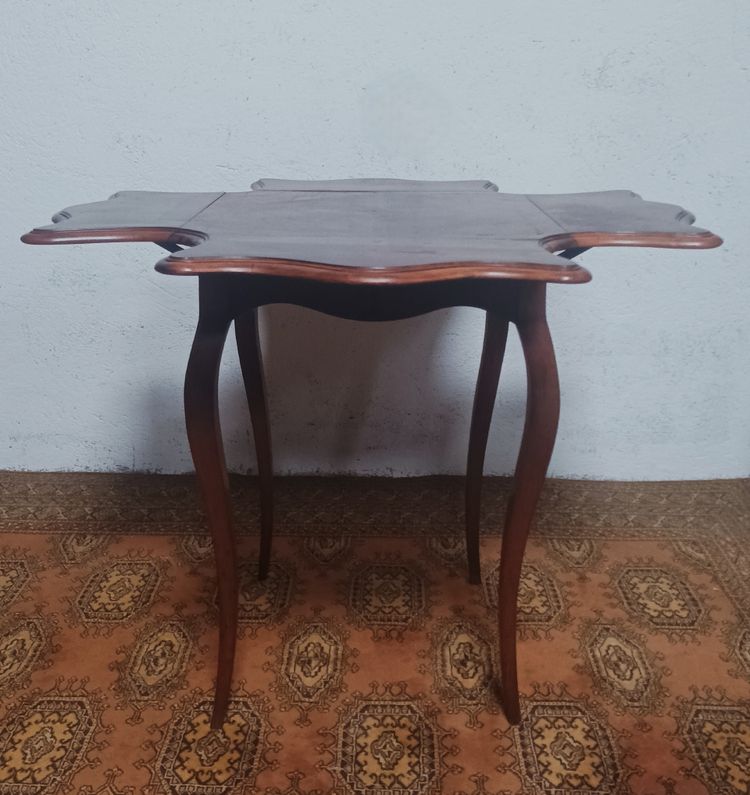 Louis XV clover table in walnut