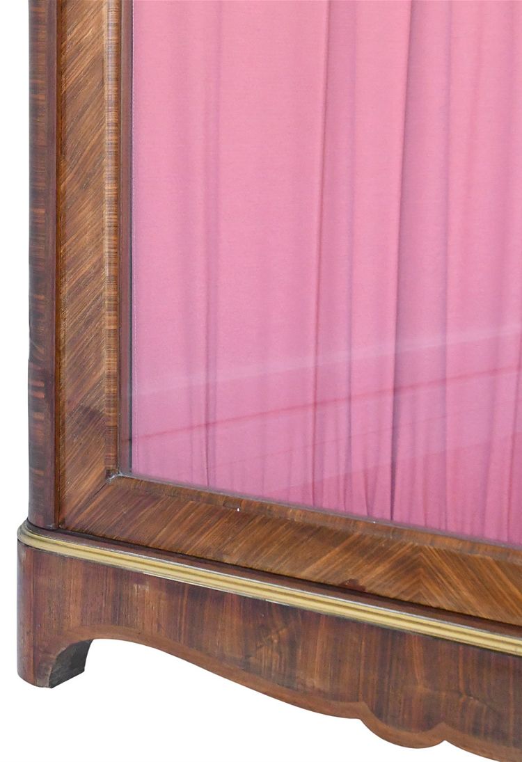 3-door bookcase with Coromandel lacquer decoration in the center