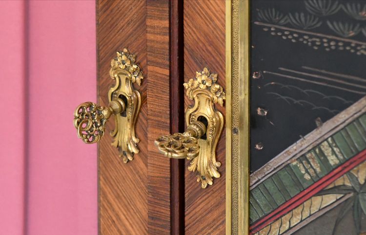 3-door bookcase with Coromandel lacquer decoration in the center
