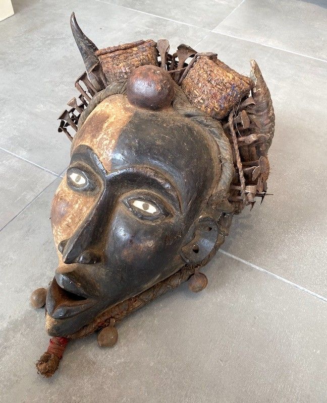 Afrikanische Maske aus geschnitztem Holz 