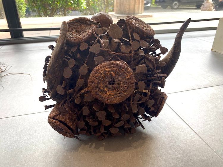 Afrikanische Maske aus geschnitztem Holz 