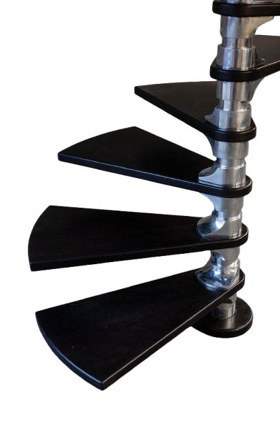 Roger Tallon. Escalier en colimaçon en aluminium et acajou. Circa 1970. LS64143509M