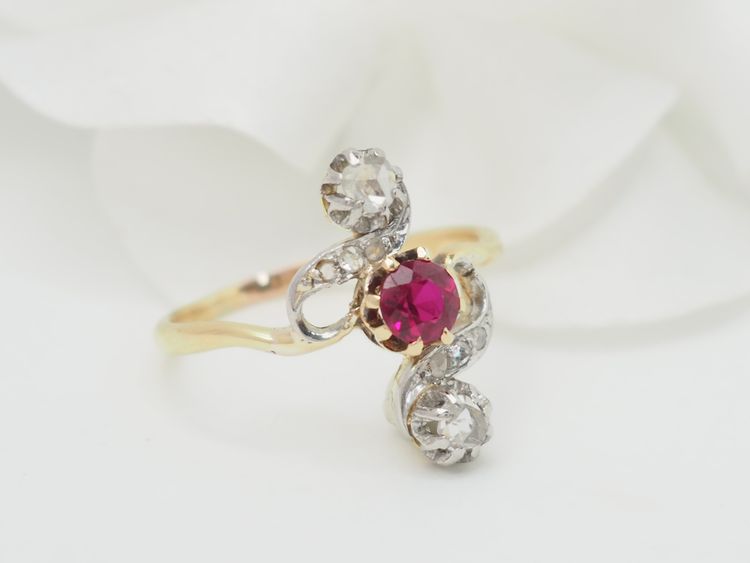 Bague marquise en or jaune, rubis et diamants 
