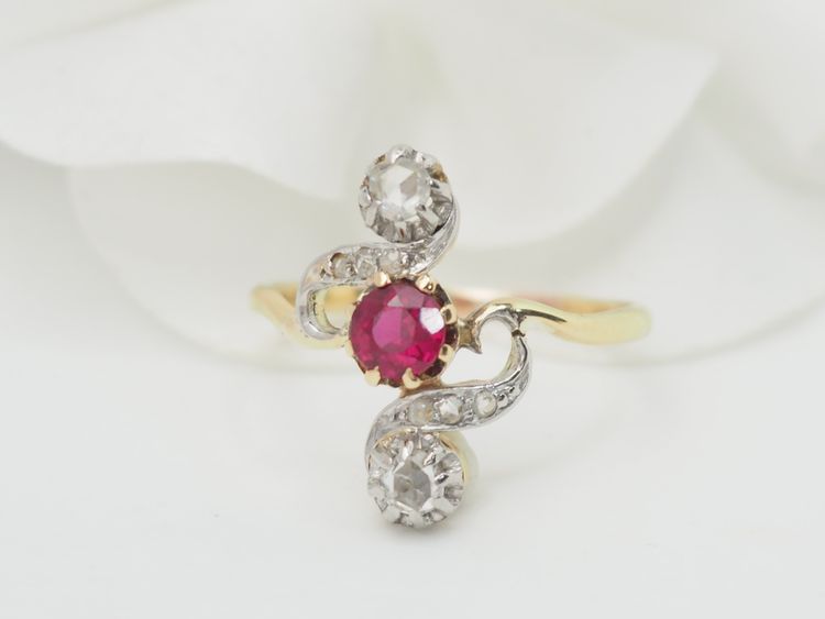 Bague marquise en or jaune, rubis et diamants 