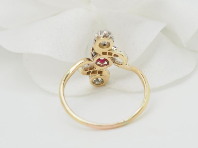 Bague marquise en or jaune, rubis et diamants 
