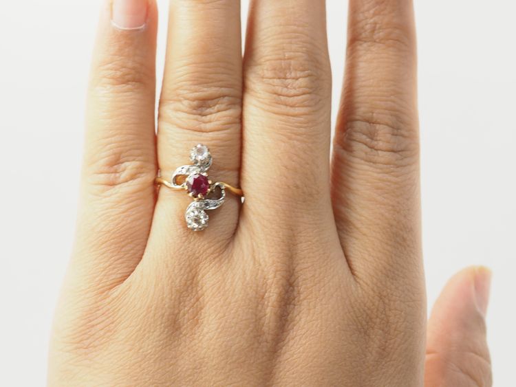 Bague marquise en or jaune, rubis et diamants 