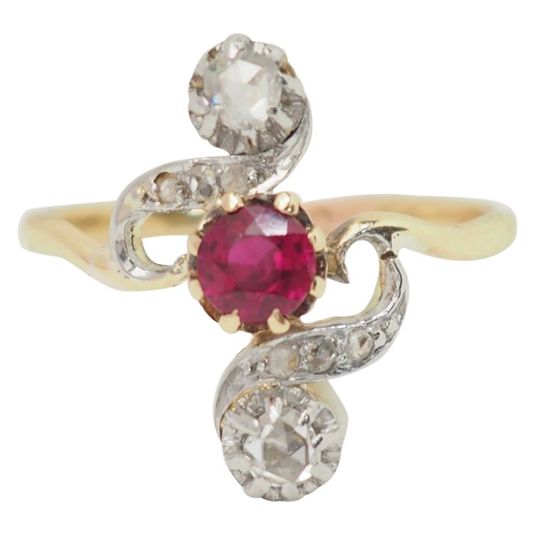 Bague marquise en or jaune, rubis et diamants 