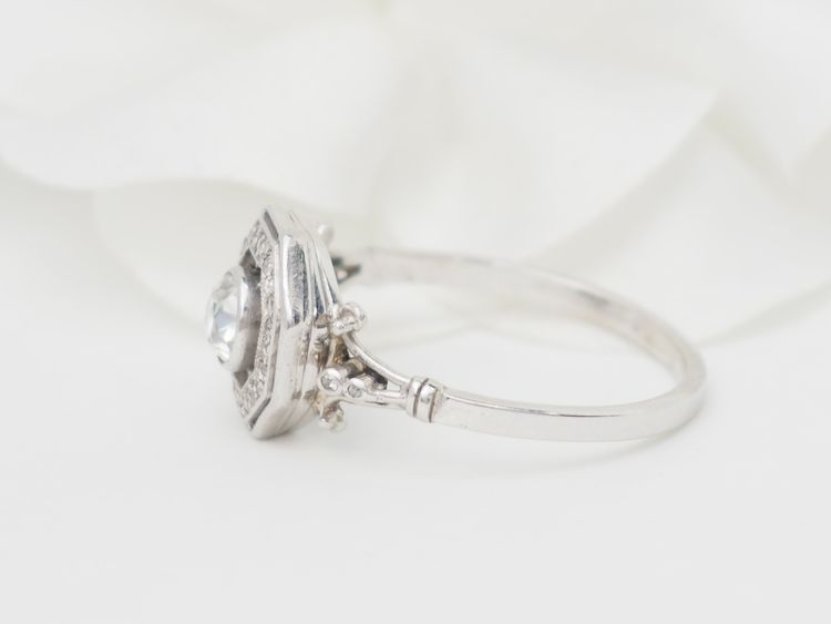 Bague hexagonale en or blanc et diamants