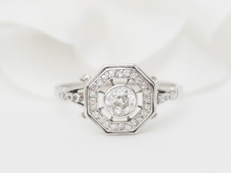 Bague hexagonale en or blanc et diamants