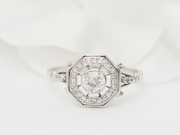 Bague hexagonale en or blanc et diamants