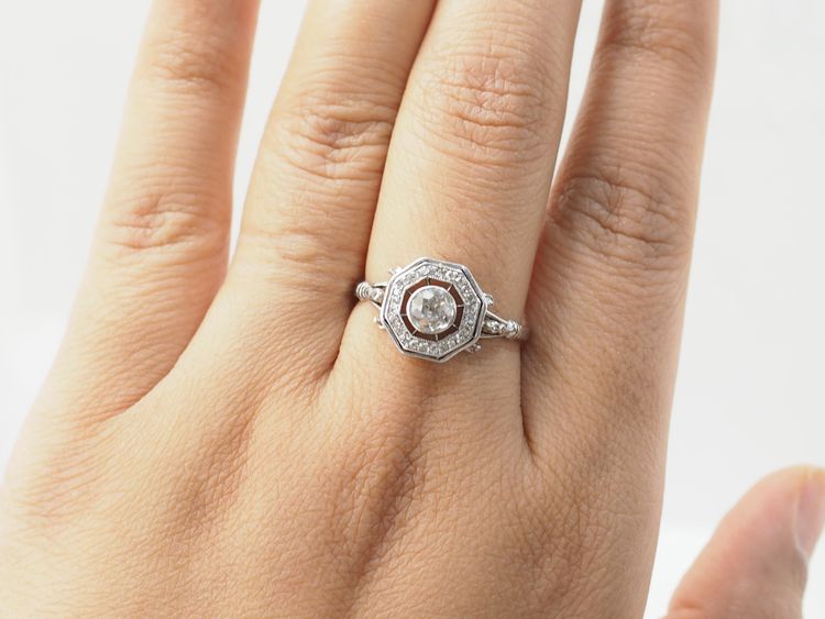 Bague hexagonale en or blanc et diamants