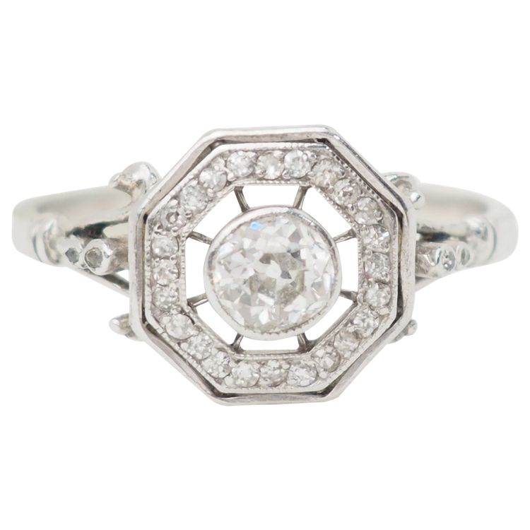Bague hexagonale en or blanc et diamants