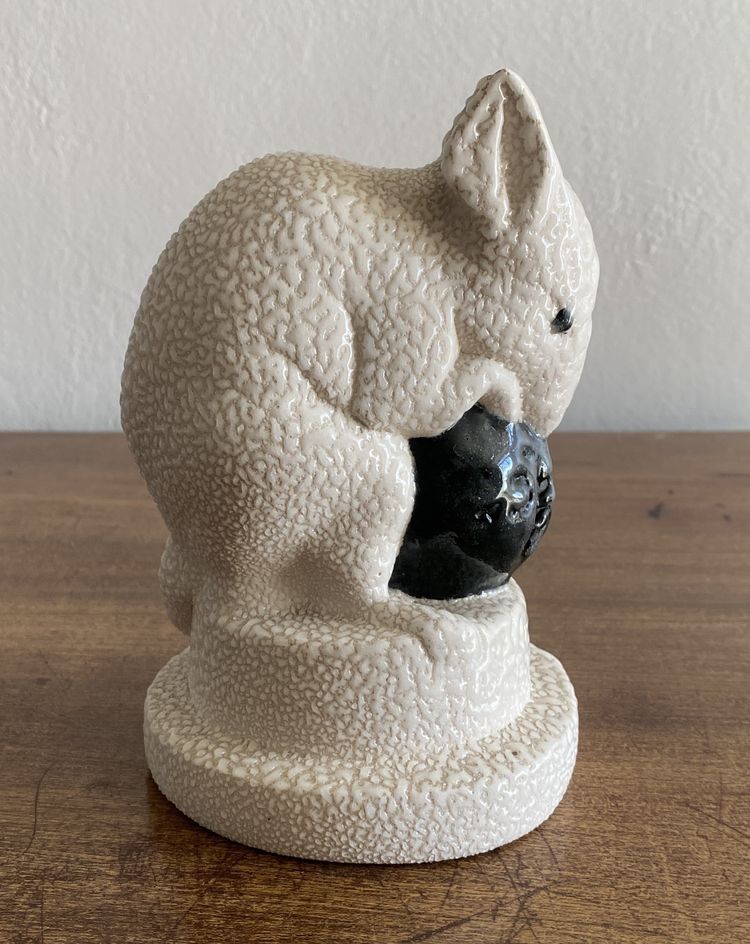 Mouse con la sua noce in ceramica della manifattura di Sèvres  Affascinante figurina Art Déco in cer