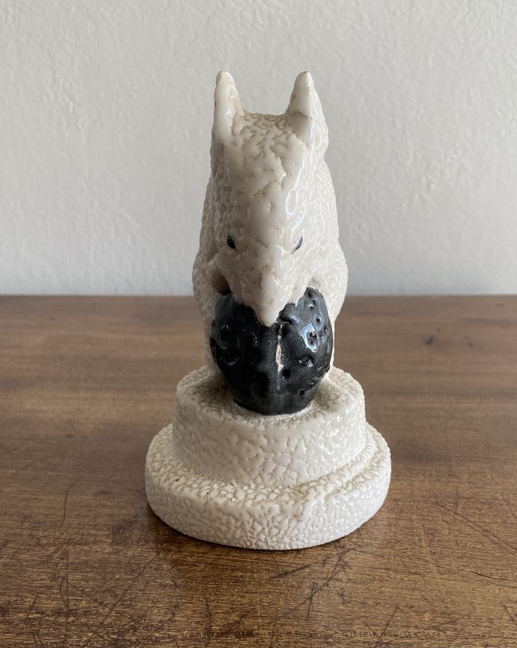 Mouse con la sua noce in ceramica della manifattura di Sèvres  Affascinante figurina Art Déco in cer