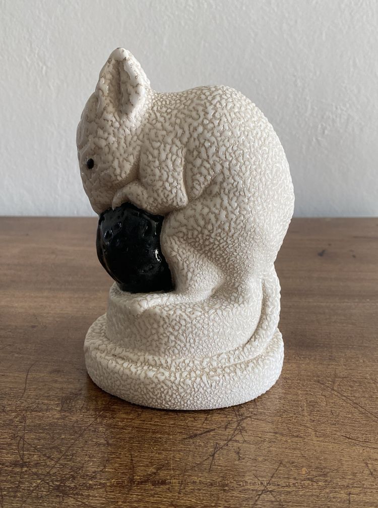 Mouse con la sua noce in ceramica della manifattura di Sèvres  Affascinante figurina Art Déco in cer