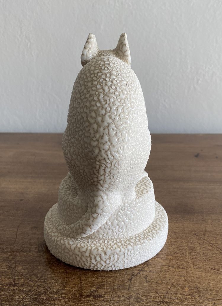 Mouse con la sua noce in ceramica della manifattura di Sèvres  Affascinante figurina Art Déco in cer