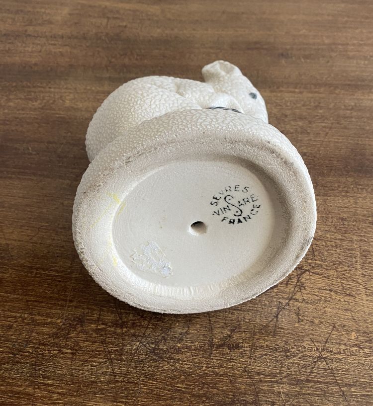 Mouse con la sua noce in ceramica della manifattura di Sèvres  Affascinante figurina Art Déco in cer