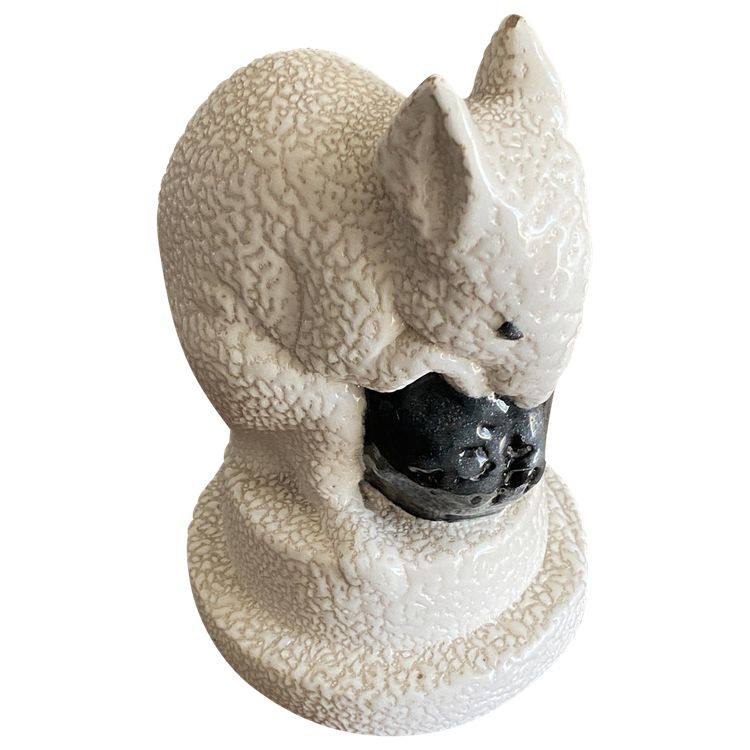 Mouse con la sua noce in ceramica della manifattura di Sèvres  Affascinante figurina Art Déco in cer
