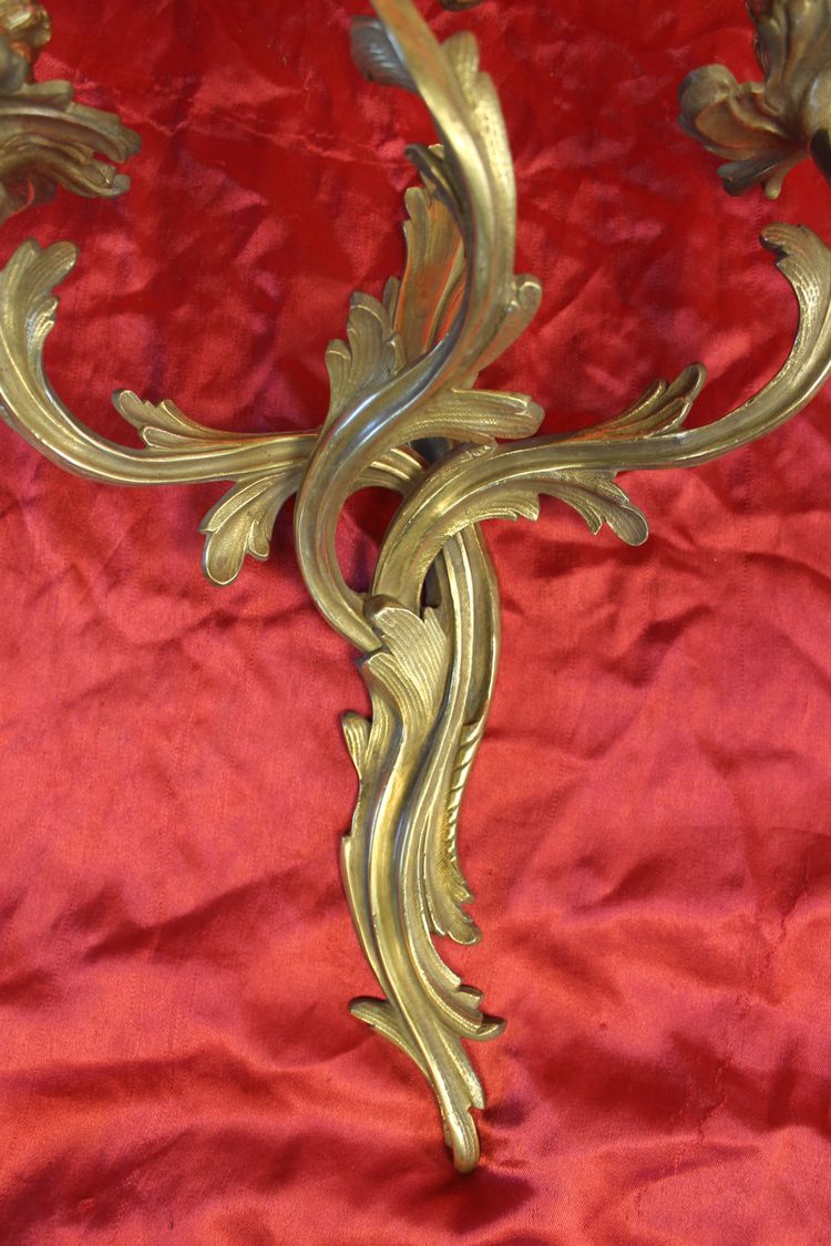 Pair of bronze sconces with 3 light arms in the Louis XV style, 19th century h: 45 cm