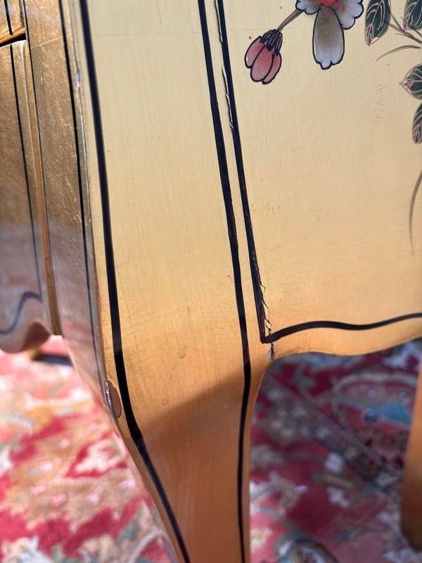 Commode en bois doré 