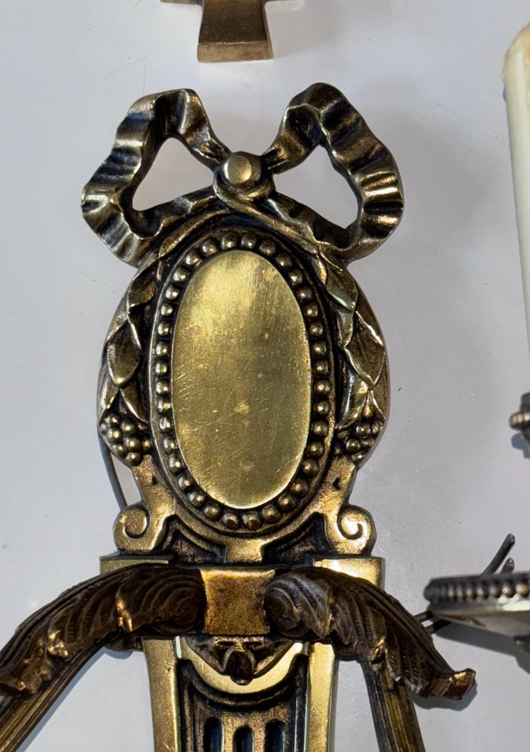 PETITOT (20th century) Series of four Art Deco wall lights with medallions, in chiseled gilt bronze