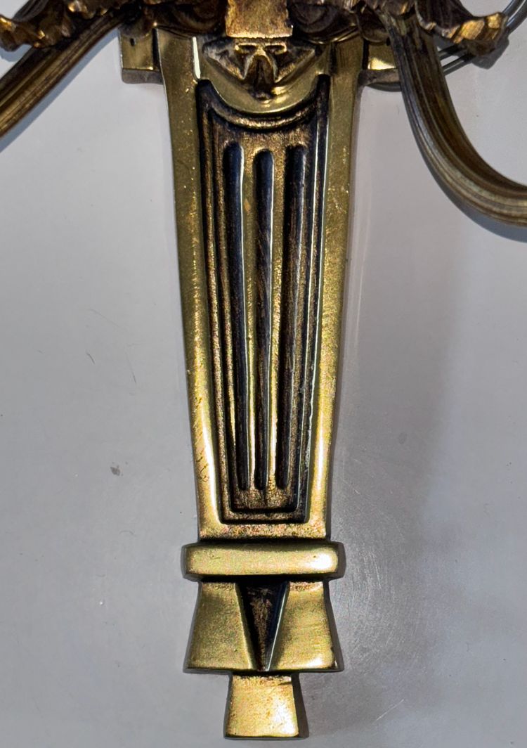 PETITOT (20th century) Series of four Art Deco wall lights with medallions, in chiseled gilt bronze