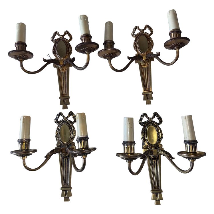 PETITOT (20th century) Series of four Art Deco wall lights with medallions, in chiseled gilt bronze