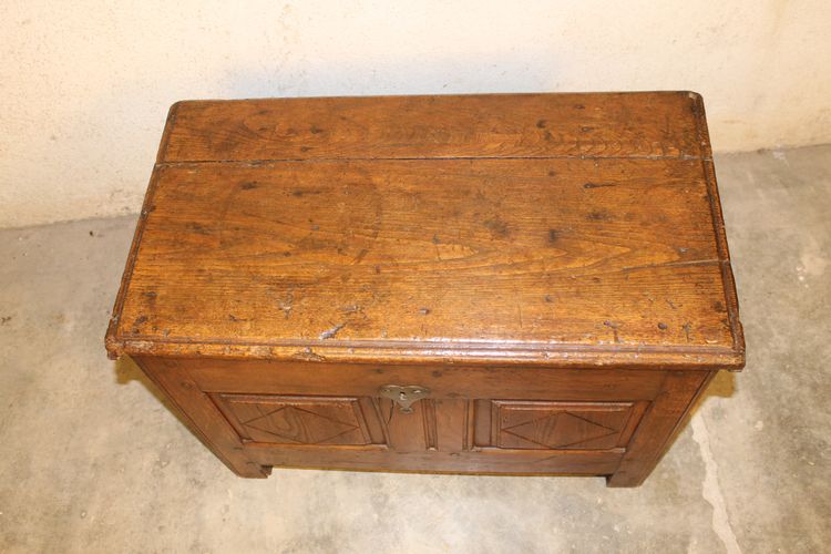 Kleine Eichentruhe mit Paneelen, 18. Jahrhundert, Périgord-Ursprung