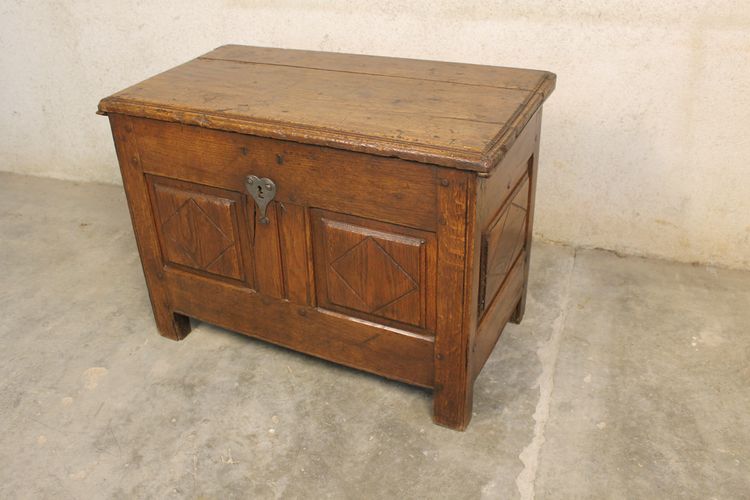 Kleine Eichentruhe mit Paneelen, 18. Jahrhundert, Périgord-Ursprung