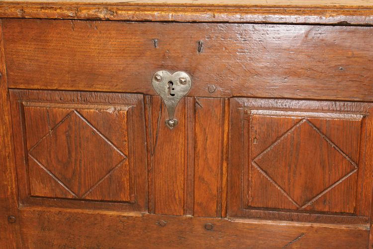 Kleine Eichentruhe mit Paneelen, 18. Jahrhundert, Périgord-Ursprung