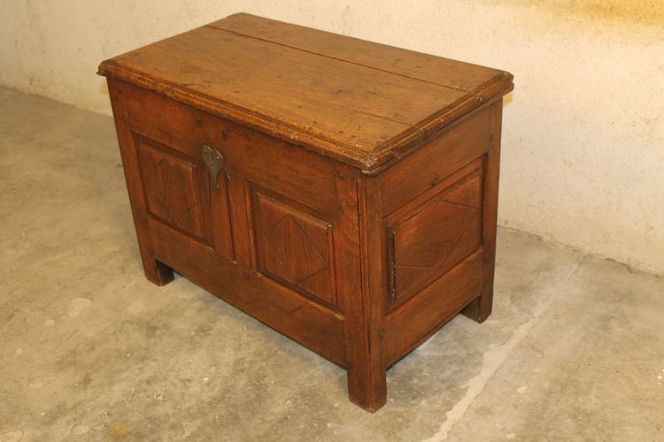 Kleine Eichentruhe mit Paneelen, 18. Jahrhundert, Périgord-Ursprung
