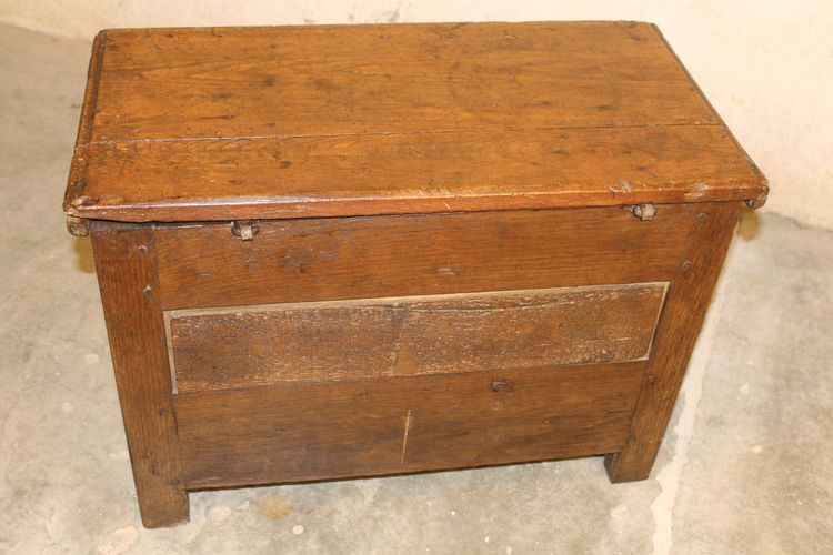 Kleine Eichentruhe mit Paneelen, 18. Jahrhundert, Périgord-Ursprung