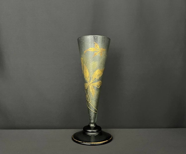 Vase Art Déco en verre soufflé gravé à l’acide – motif floral doré