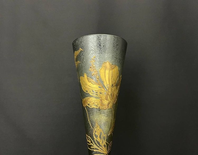 Vase Art Déco en verre soufflé gravé à l’acide – motif floral doré