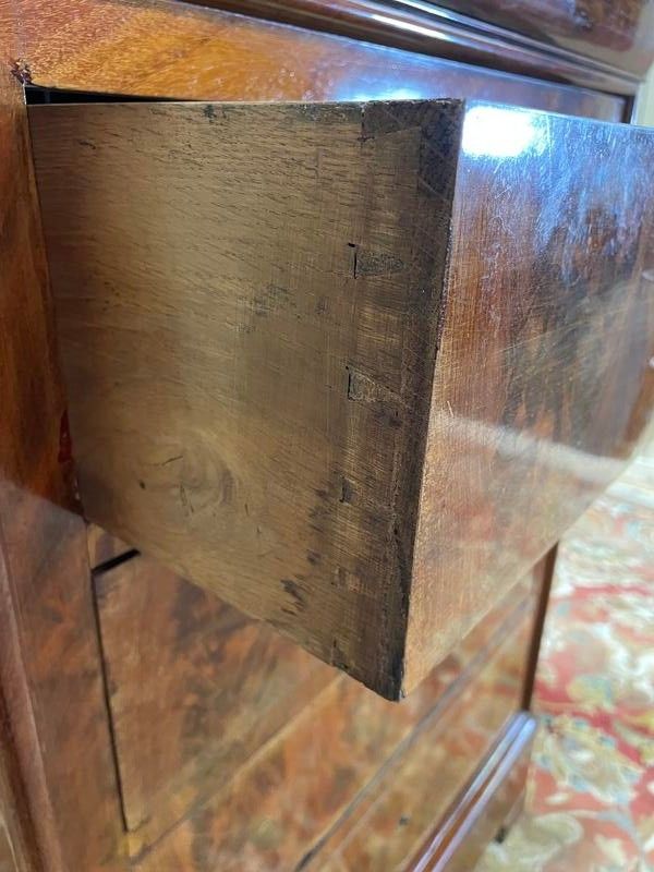 Chiffonnier - Commode époque Louis Philippe en acajou et placage d’acajou. 