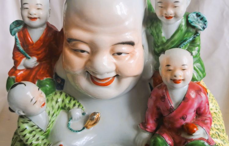 Statue d'art d'Asie représente un bouddha rieur avec 5 enfants en porcelaine 