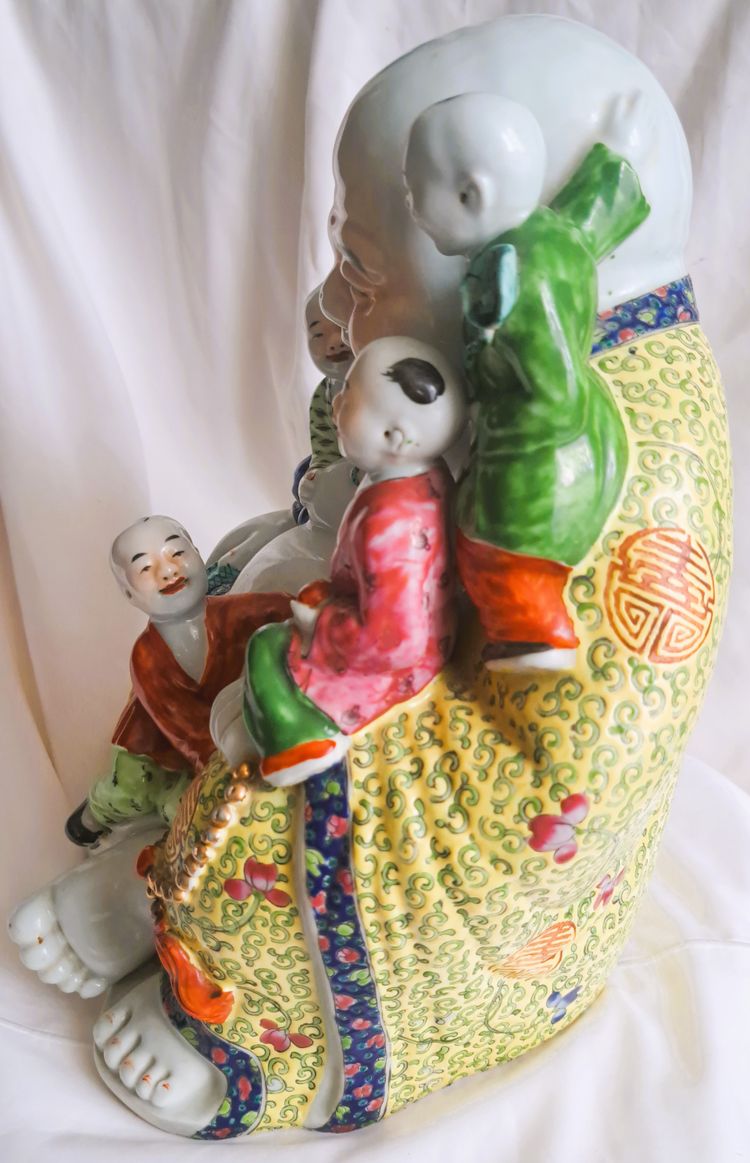 Statue d'art d'Asie représente un bouddha rieur avec 5 enfants en porcelaine 