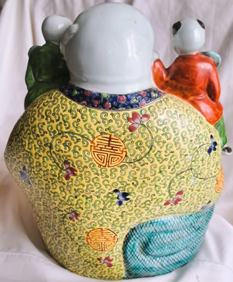 Statue d'art d'Asie représente un bouddha rieur avec 5 enfants en porcelaine 