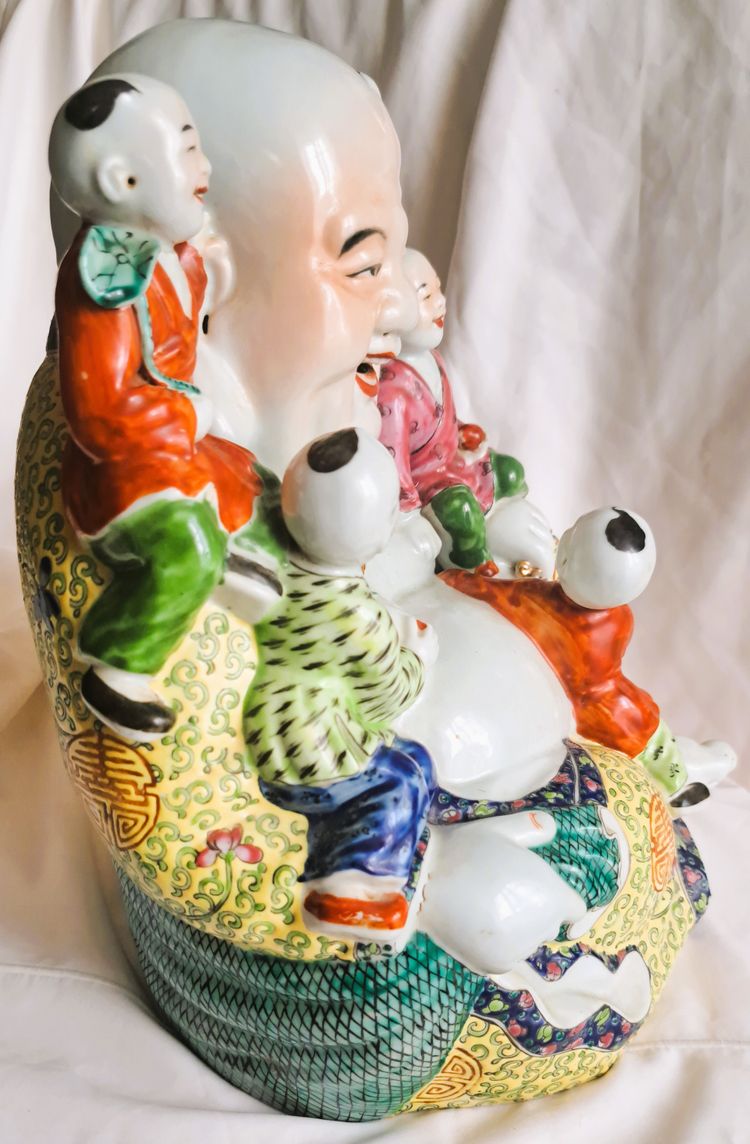 Statue d'art d'Asie représente un bouddha rieur avec 5 enfants en porcelaine 