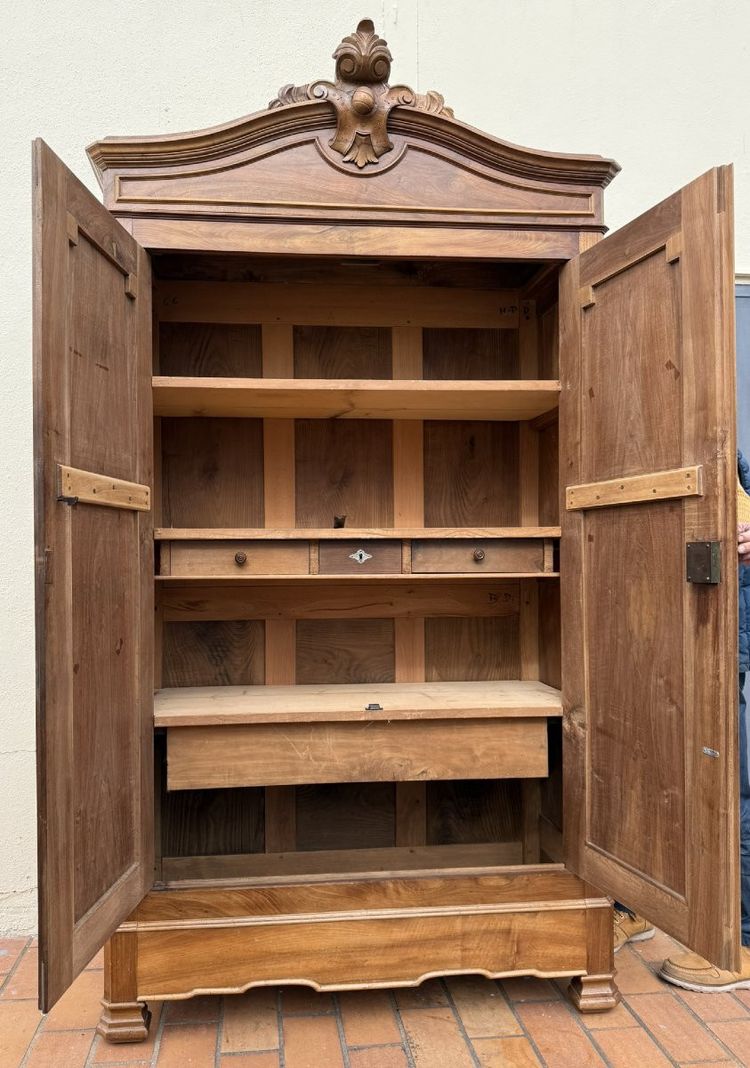 Louis Philippe period shell cabinet in walnut circa 1830