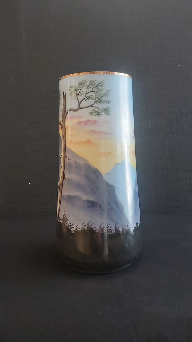 Vase aus Opalglas mit Heidehahndekor 