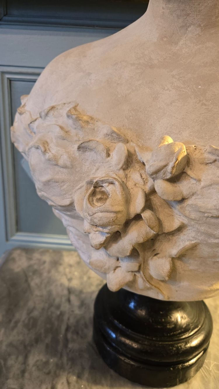 Busto di giovane donna, calco in gesso patinato, periodo Napoleone III