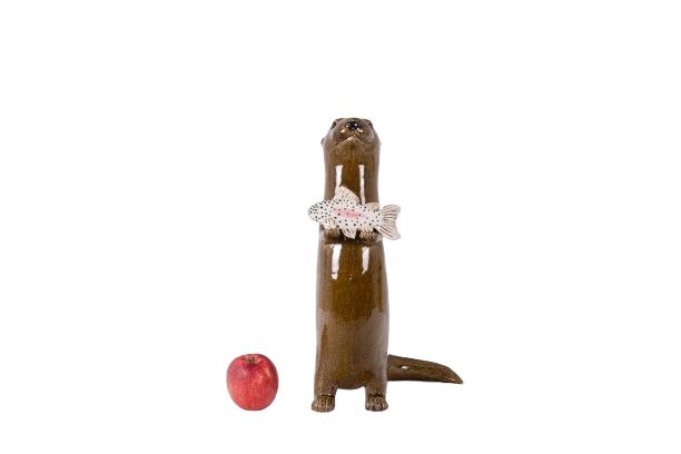 Valerie Courtet. Lontra che tiene in mano un pesce. Contemporaneo. Codice articolo: LS6420551A