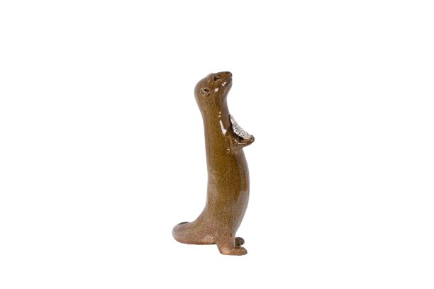 Valerie Courtet. Lontra che tiene in mano un pesce. Contemporaneo. Codice articolo: LS6420551A