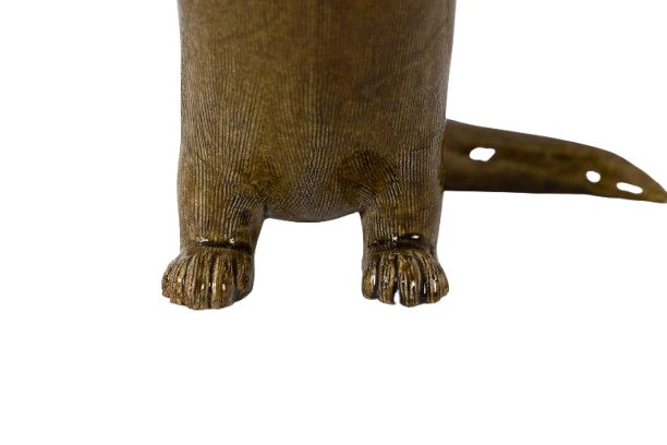 Valerie Courtet. Lontra che tiene in mano un pesce. Contemporaneo. Codice articolo: LS6420551A