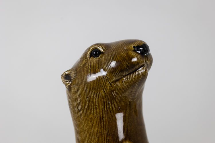 Valerie Courtet. Lontra che tiene in mano un pesce. Contemporaneo. Codice articolo: LS6420551A