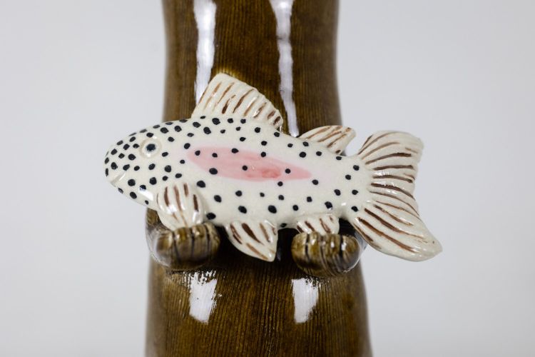 Valerie Courtet. Lontra che tiene in mano un pesce. Contemporaneo. Codice articolo: LS6420551A